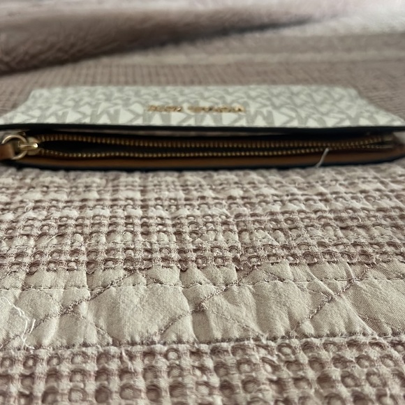 Michael Michael Kors Signature Logo Wallet - Picture 4 of 6